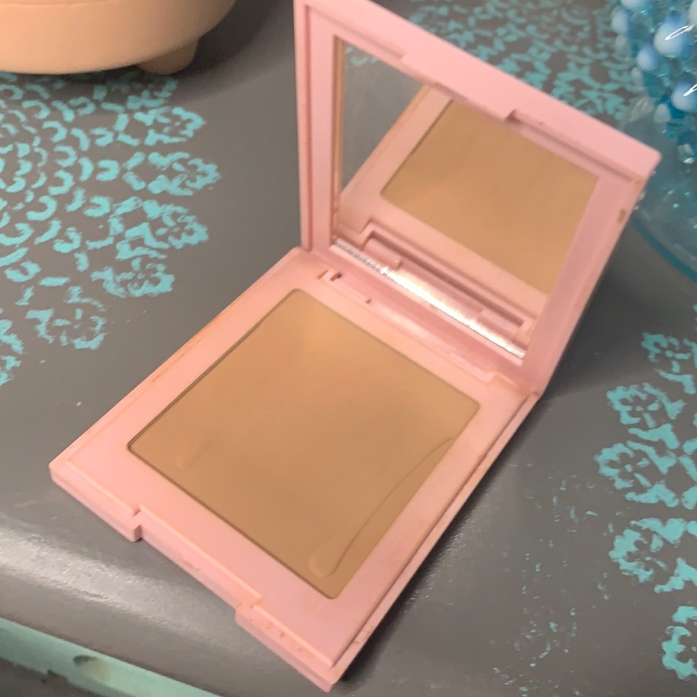 Kylie Pressed Bronzing Powder in Khaki